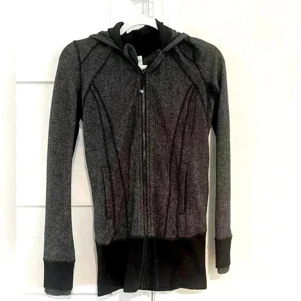 Lululemon Athletica Daily Practice Gray & Black Zip Up Hooded Jacket- Size 6 EUC